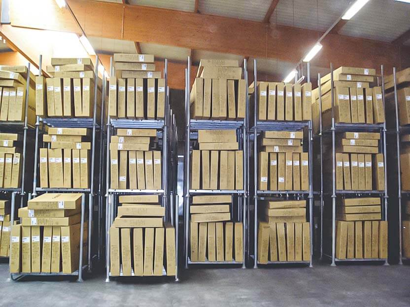 Folded storage racks save space in the warehouse
