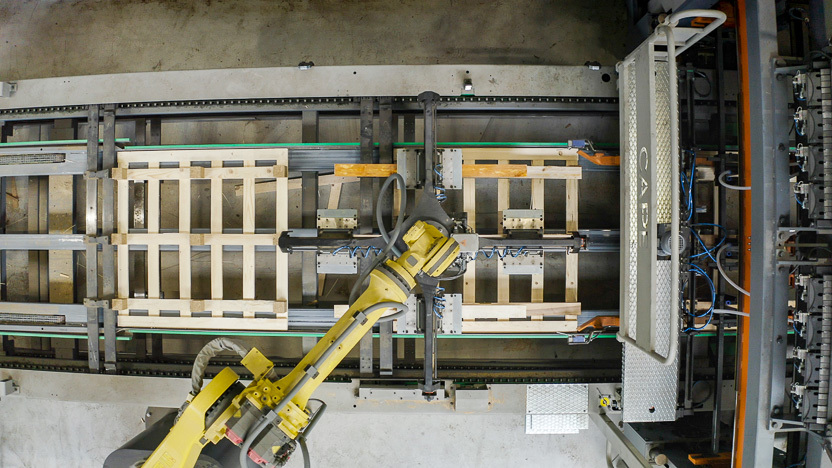Robot CAPE during mass production of pallets
