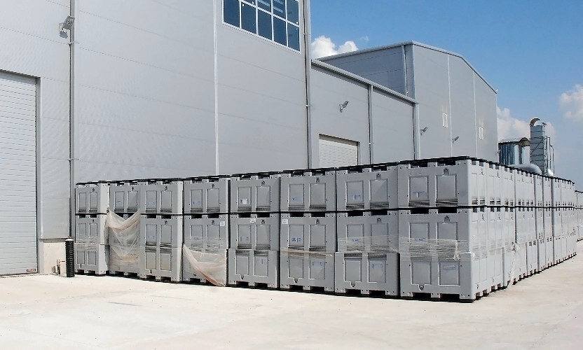 Plastic pallet boxes on feet are suitable for intensive industrial use